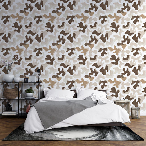 Une chambre moderne avec un papier peint camouflage aux teintes beige, marron et crème, créant une atmosphère dynamique et chaleureuse.