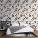 Une chambre moderne avec un papier peint camouflage aux teintes beige, marron et crème, créant une atmosphère dynamique et chaleureuse.