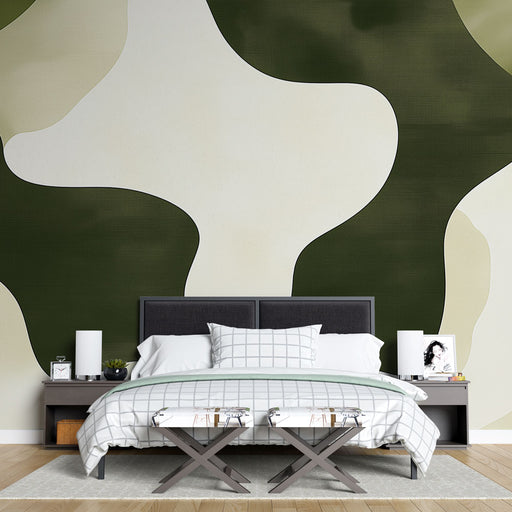 Papier peint camouflage avec motif organique dans des teintes vertes et crème pour chambre moderne.