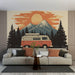 Un salon moderne avec un papier peint illustrant un van vintage rouge devant des montagnes majestueuses et un soleil orange, créant une ambiance chaleureuse et nostalgique.
