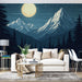 Un salon moderne avec un papier peint représentant des montagnes majestueuses sous une pleine lune, créant une ambiance apaisante et naturelle.
