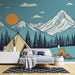 Une chambre moderne avec un papier peint illustrant des montagnes et un soleil orange, créant une ambiance chaleureuse et aventureuse.