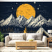 Un salon chaleureux avec un papier peint illustrant des montagnes enneigées sous une grande lune jaune, créant une ambiance apaisante et naturelle.