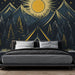 Une chambre moderne avec un papier peint illustrant des montagnes stylisées et un soleil doré sur fond sombre, créant une atmosphère chaleureuse et inspirante.