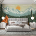 Une chambre moderne avec un papier peint illustrant des montagnes majestueuses et un soleil levant, créant une atmosphère apaisante et naturelle.