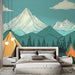Une chambre moderne avec un papier peint illustrant des montagnes et des forêts dans des teintes turquoise et beige, créant une atmosphère apaisante et naturelle.