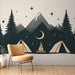 Une pièce moderne avec un papier peint illustrant un paysage de camping nocturne, mêlant montagnes, arbres et étoiles dorées, créant une atmosphère chaleureuse et aventureuse.