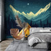 Une chambre moderne avec un papier peint illustrant des montagnes sous un ciel étoilé, créant une atmosphère apaisante et aventureuse.
