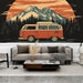 Un salon moderne avec un papier peint illustrant un van vintage orange devant des montagnes majestueuses, créant une ambiance chaleureuse et aventureuse.