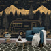 Un salon accueillant avec un papier peint illustrant des montagnes dorées sur fond noir, créant une atmosphère chaleureuse et inspirante de nature.