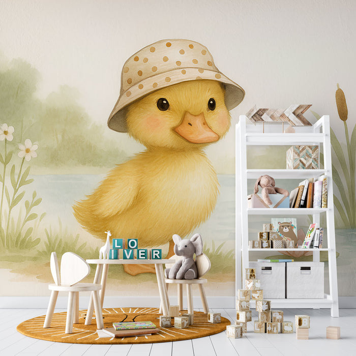 Une chambre d'enfant avec un papier peint illustrant un canard mignon portant un chapeau à pois, créant une atmosphère ludique et chaleureuse.