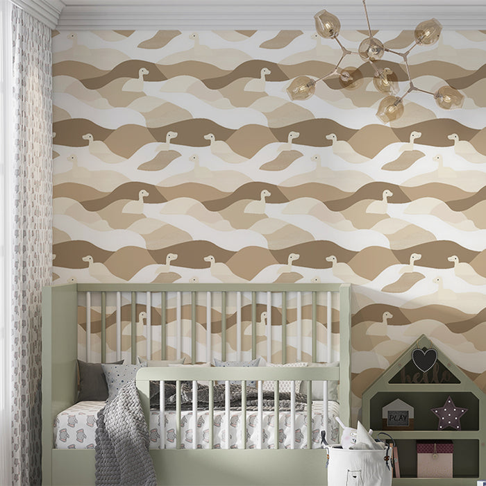 Une chambre d'enfant avec un papier peint aux motifs ondulés dans des teintes de beige et de blanc, créant une atmosphère douce et apaisante.