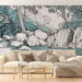 Un salon lumineux avec un papier peint illustrant une scène de cascade et de rochers, mêlant des teintes turquoise et des détails en noir et blanc, créant une atmosphère apaisante et naturelle.