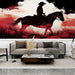 Un salon moderne avec un papier peint artistique représentant un cavalier en silhouette sur fond rouge et noir, créant une ambiance dynamique et audacieuse.