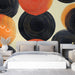 Papier peint moderne avec cercles colorés en noir, orange et rouge pour chambre contemporaine