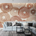 Un salon moderne avec un papier peint aux motifs circulaires en rouge et beige, créant une ambiance chaleureuse et artistique.