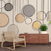 Une pièce moderne avec un papier peint abstrait aux cercles colorés beige, gris et noir, créant une atmosphère dynamique et artistique.