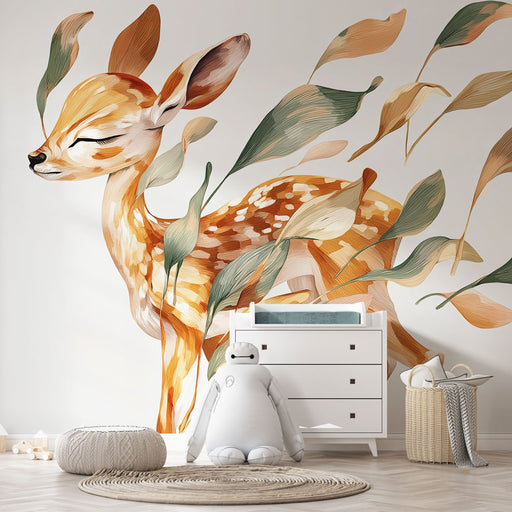 Une chambre d'enfant avec un papier peint illustrant un faon délicat entouré de feuilles stylisées, créant une ambiance douce et apaisante.