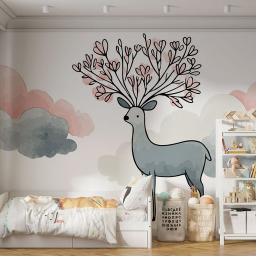 Une chambre d'enfant avec un papier peint illustrant un cerf stylisé aux bois en forme de branches fleuries, créant une atmosphère douce et imaginative.