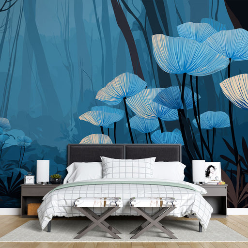 Une chambre moderne avec un papier peint représentant de grandes fleurs bleues sur fond de forêt sombre, créant une ambiance apaisante et mystérieuse.