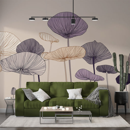 Un salon moderne avec un papier peint illustrant de grandes fleurs stylisées aux lignes délicates en violet et doré, créant une ambiance artistique et apaisante.