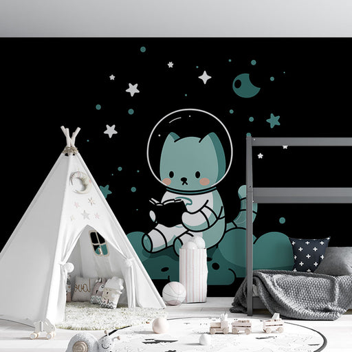 Une chambre d'enfant avec un papier peint ludique représentant un chat astronaute sur fond noir, créant une atmosphère imaginative et joyeuse.