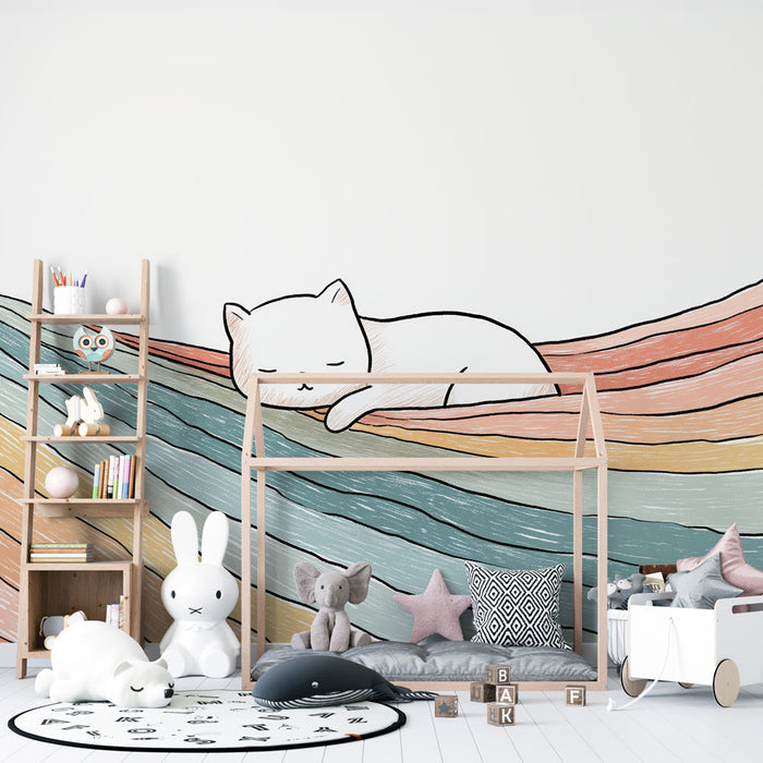 Une chambre d'enfant avec un papier peint illustratif représentant un chat endormi sur des vagues colorées aux teintes douces, créant une ambiance ludique et apaisante.