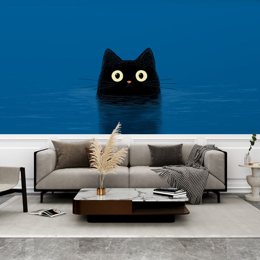 Un salon moderne avec un papier peint illustratif représentant un chat noir aux grands yeux écarquillés sur fond bleu, créant une ambiance ludique et originale.