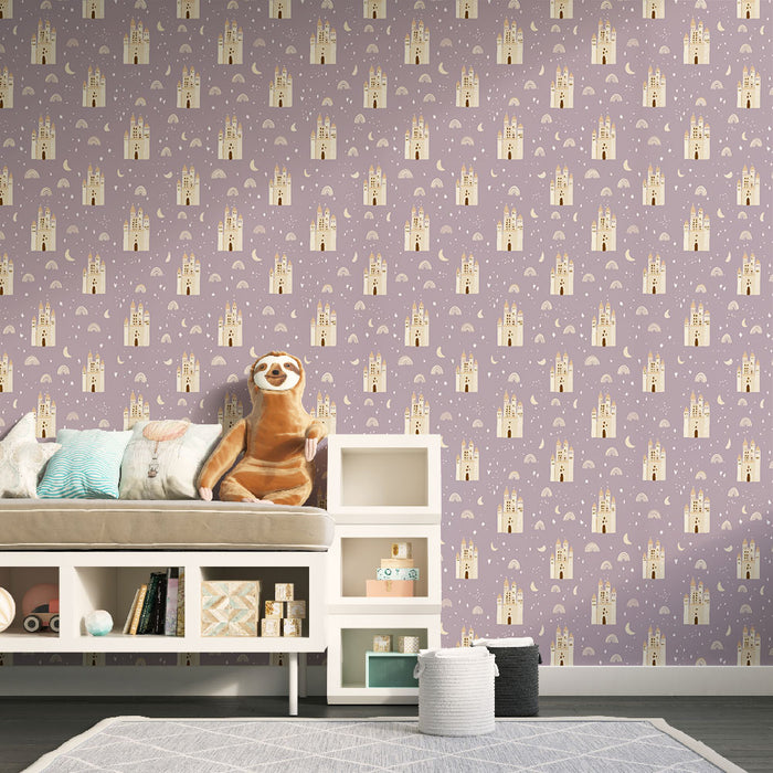 Une chambre enfantine avec un papier peint lilas illustrant des châteaux dorés et des arcs-en-ciel, créant une ambiance féerique et ludique.