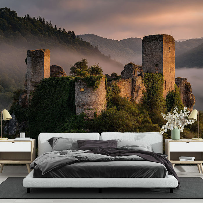 Papier peint château en ruine | Château médiéval embrassé par la nature et la brume