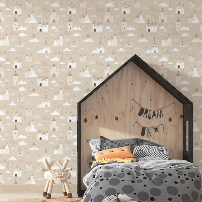 Une chambre enfantine avec un papier peint illustrant des châteaux et des nuages aux teintes douces, créant une atmosphère féerique et rêveuse.