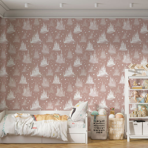 Une chambre d'enfant avec un papier peint rose pastel illustrant des châteaux féeriques et des étoiles, créant une atmosphère magique et rêveuse.