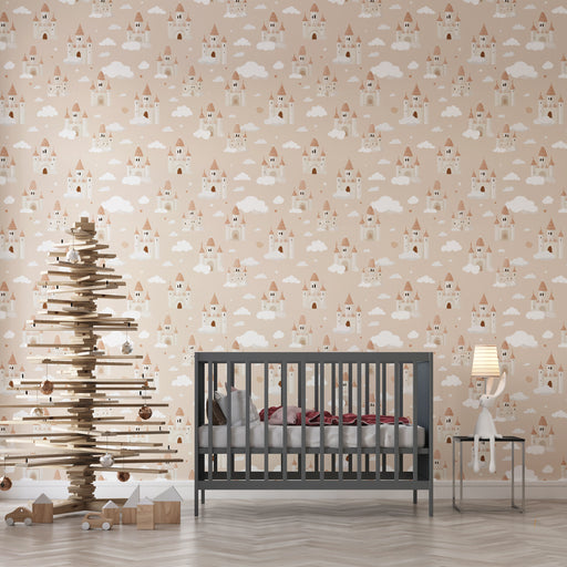 Une chambre d'enfant avec un papier peint illustrant des châteaux et des nuages sur fond beige, créant une atmosphère douce et féerique.