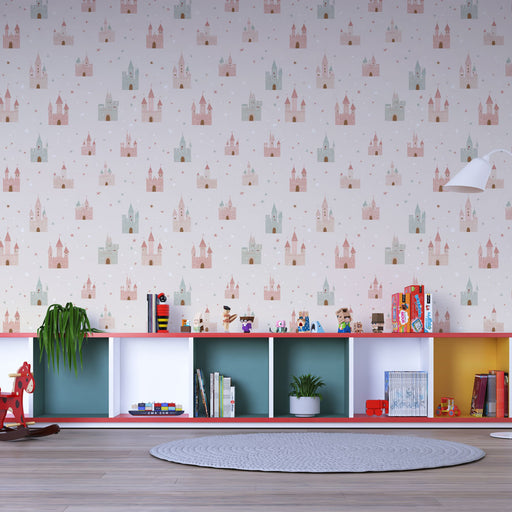Une chambre d'enfant avec un papier peint illustrant des châteaux pastel et des étoiles sur fond clair, créant une atmosphère magique et ludique.