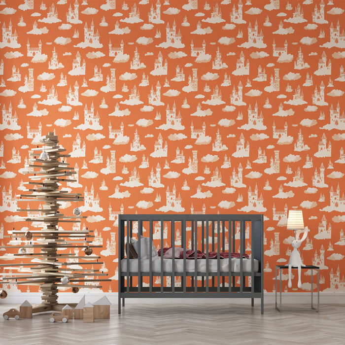 Une chambre d'enfant avec un papier peint orange illustrant des châteaux blancs flottant parmi des nuages, créant une ambiance ludique et féerique.