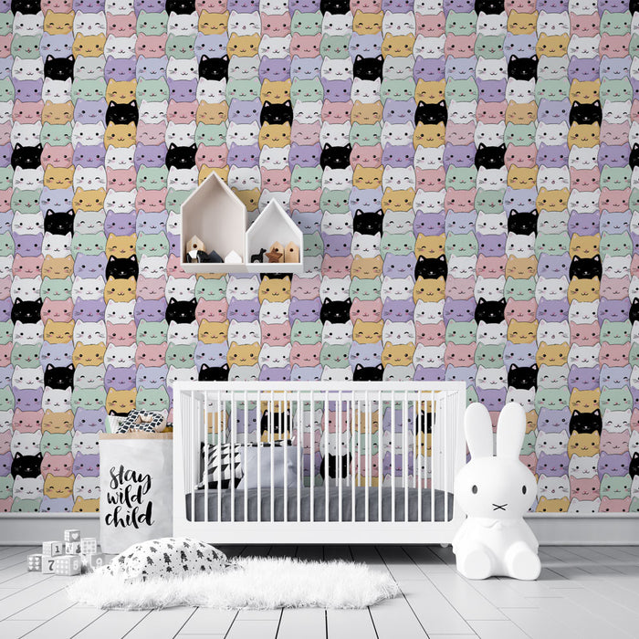 Une chambre d'enfant avec un papier peint ludique représentant des visages de chats colorés sur fond pastel, créant une atmosphère joyeuse et accueillante.