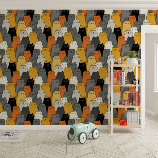 Une chambre ludique avec un papier peint illustrant des chats stylisés aux teintes variées de noir, orange, gris et beige, créant une atmosphère joyeuse et accueillante.