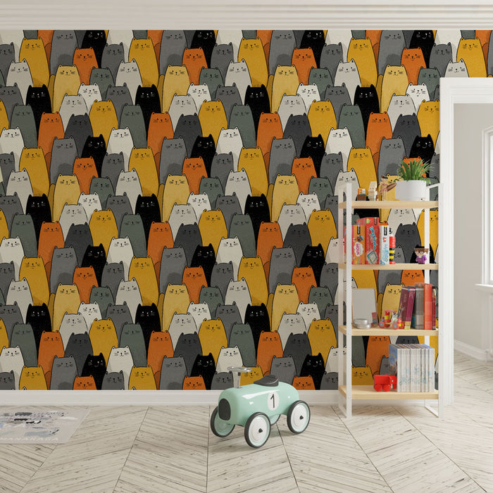 Une chambre ludique avec un papier peint illustrant des chats stylisés aux teintes variées de noir, orange, gris et beige, créant une atmosphère joyeuse et accueillante.