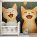 Une chambre d'enfant avec un papier peint illustrant deux chats souriants aux couleurs douces, créant une atmosphère joyeuse et ludique.