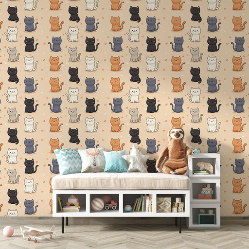 Une pièce de vie accueillante avec un papier peint illustré de chats colorés sur fond beige, créant une ambiance ludique et chaleureuse.