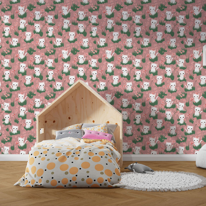 Une chambre enfantine avec un papier peint ludique aux motifs de petits animaux sur fond rose, créant une atmosphère joyeuse et chaleureuse.
