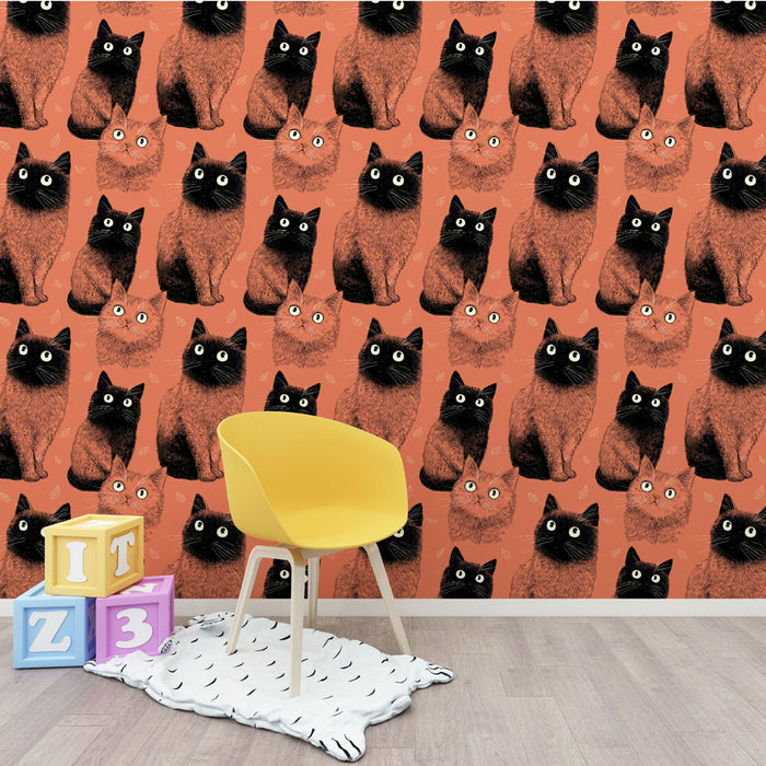 Une chambre d'enfant avec un papier peint ludique représentant des chats aux couleurs vives sur fond corail, créant une ambiance joyeuse et chaleureuse.