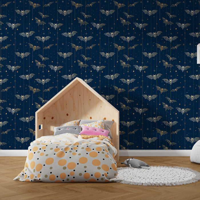Une chambre moderne avec un papier peint bleu nuit orné de chauves-souris stylisées et d'étoiles dorées, créant une ambiance mystérieuse et ludique.