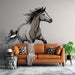 Un salon moderne avec un papier peint représentant un cheval en mouvement, esquissé en noir sur un fond clair, créant une ambiance dynamique et artistique.
