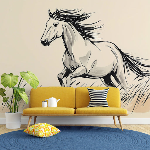 Un salon moderne avec un papier peint représentant un cheval en mouvement, en noir et blanc, créant une ambiance dynamique et artistique.