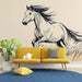 Un salon moderne avec un papier peint représentant un cheval en mouvement, en noir et blanc, créant une ambiance dynamique et artistique.