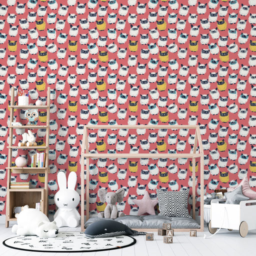 Une chambre d'enfant avec un papier peint ludique représentant des hiboux aux couleurs vives sur fond rose, créant une ambiance joyeuse et accueillante.