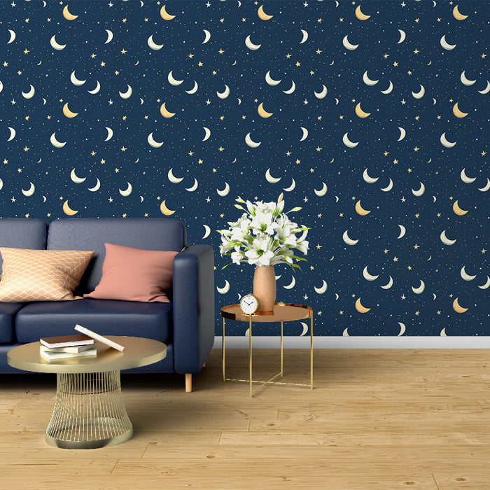 Un salon moderne avec un papier peint bleu nuit orné de lunes dorées et d'étoiles blanches, créant une atmosphère rêveuse et apaisante.