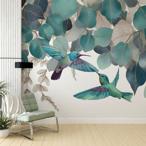 Une salle de séjour avec un papier peint tropical représentant des colibris colorés et des feuilles luxuriantes dans des teintes de bleu et vert, créant une atmosphère vivante et apaisante.