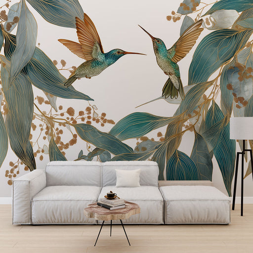 Une pièce moderne avec un papier peint illustrant des colibris colorés entourés de grandes feuilles vertes et de motifs dorés, créant une ambiance tropicale et élégante.